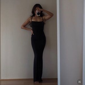 Skims lounge dress in onyx